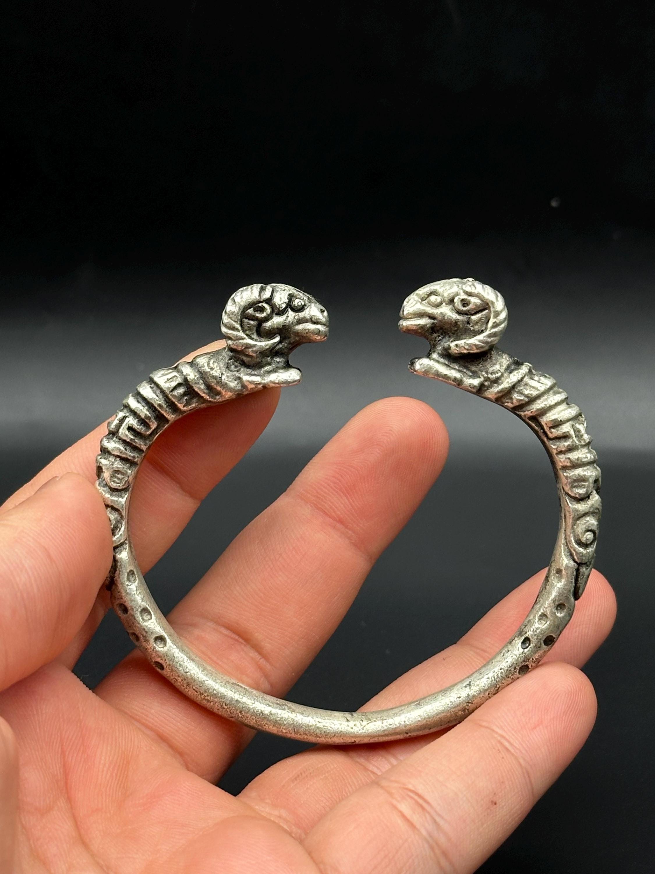 古代ローマのバングル、ブレスレットに刻まれた雄羊、ローシルバー