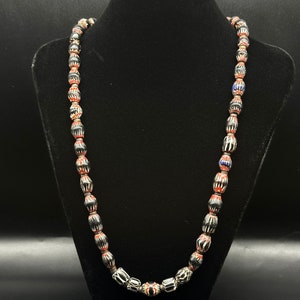 Magnifiques vieilles perles de commerce vénitiennes avec collier de perles de couleur noire et rouge