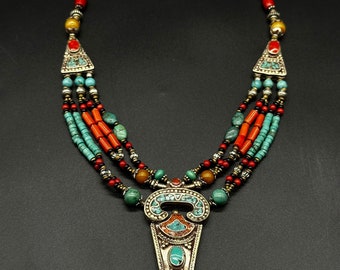Magnifique collier vintage de perles multicolores de style tibétain, turquoise, corail avec pendentif en plaqué argent