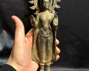 仏塔の上に立つ古いアンティークの背の高いタイの青銅製グプタ様式の