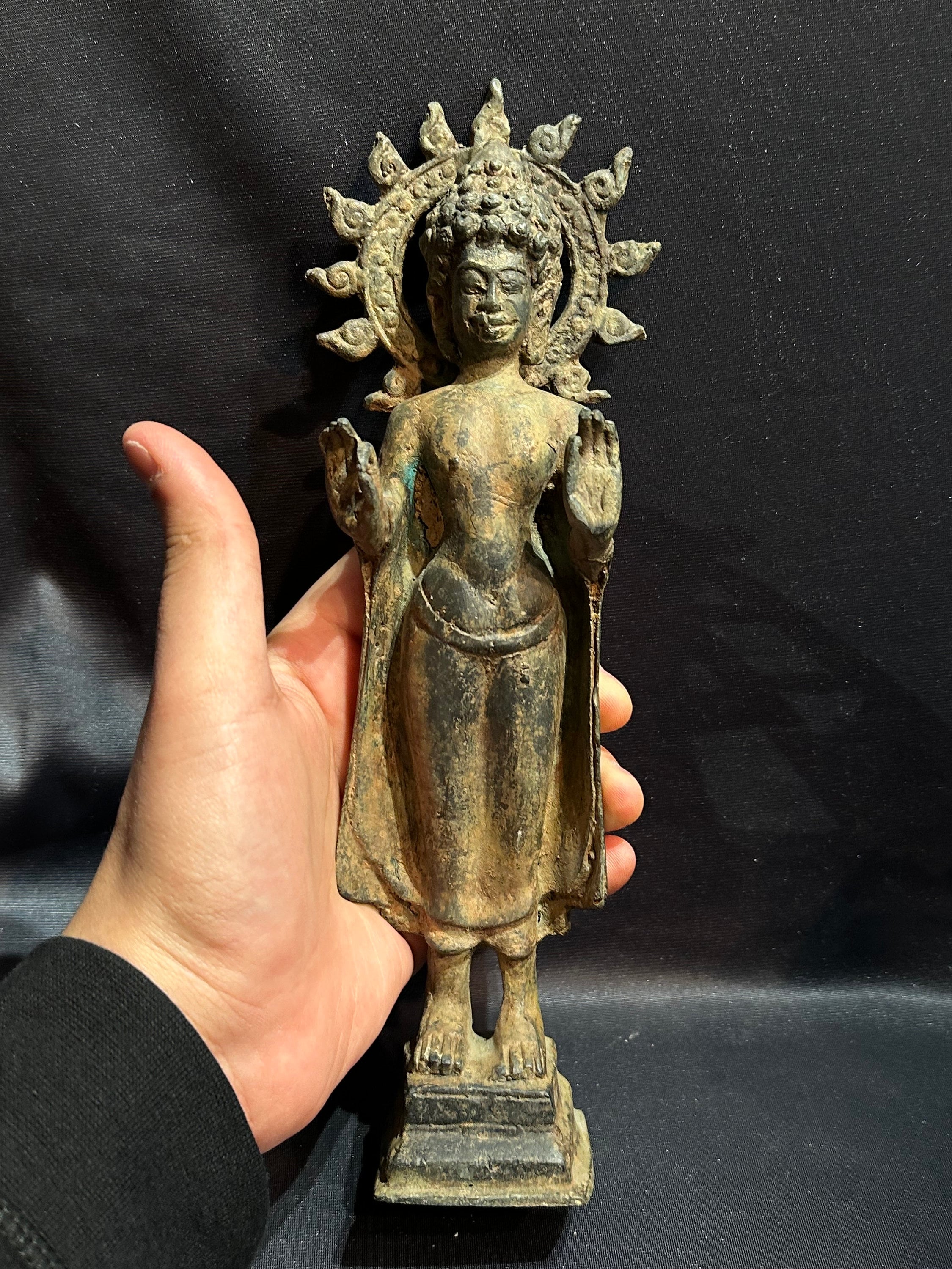 仏塔の上に立つ古いアンティークの背の高いタイの青銅製グプタ様式の