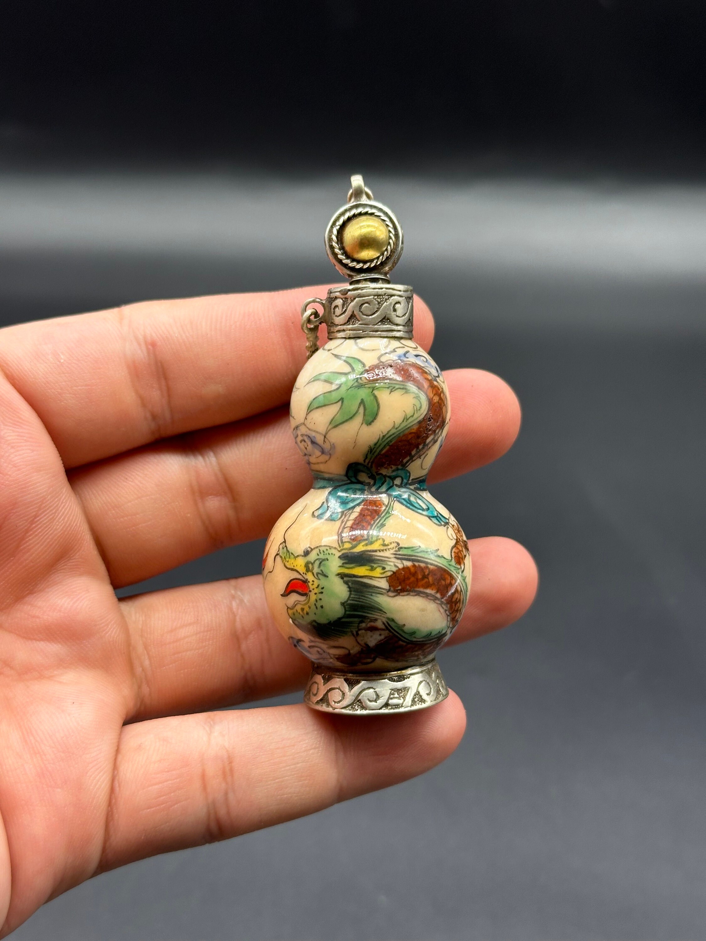 古代中国のアールデココレクションの陶器に銀で描かれた美しい