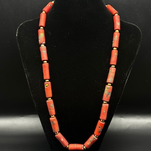 Collier ancien unique de perles de commerce africaines à chevrons anciens