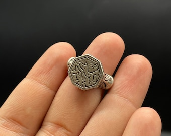 Mycket vacker vintage handgjord afghansk Kuchi-ring med graverat djur på massiv silverring från Afghanistan