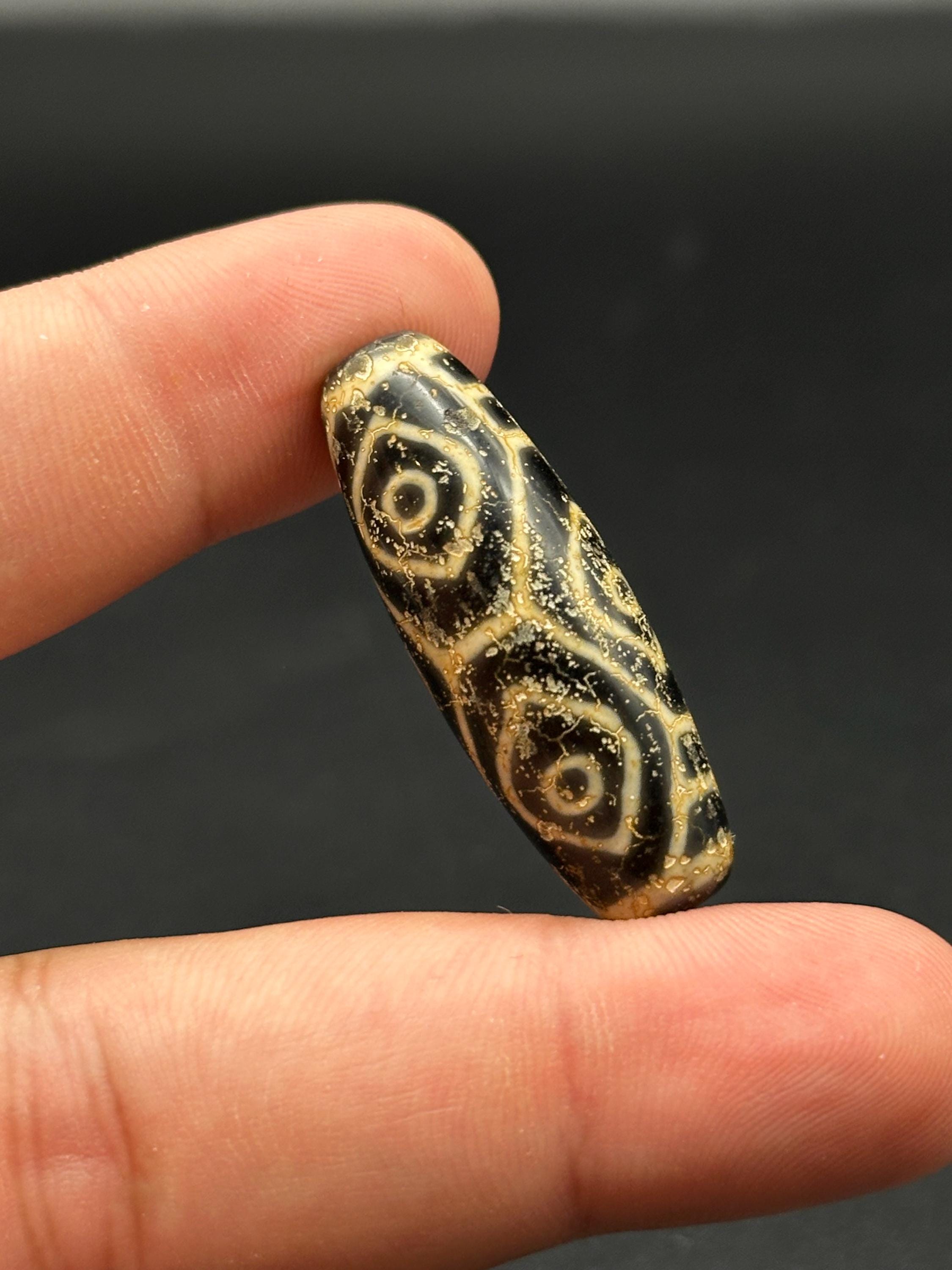 【一点のみ】dZi beadsジービーズ 西蔵 上肯 藏伝牙黄 金剛虎牙二眼天珠 Old Tibetan Buddhist Authentic 6 Eye Dzi Beads, Ancient Buddhist