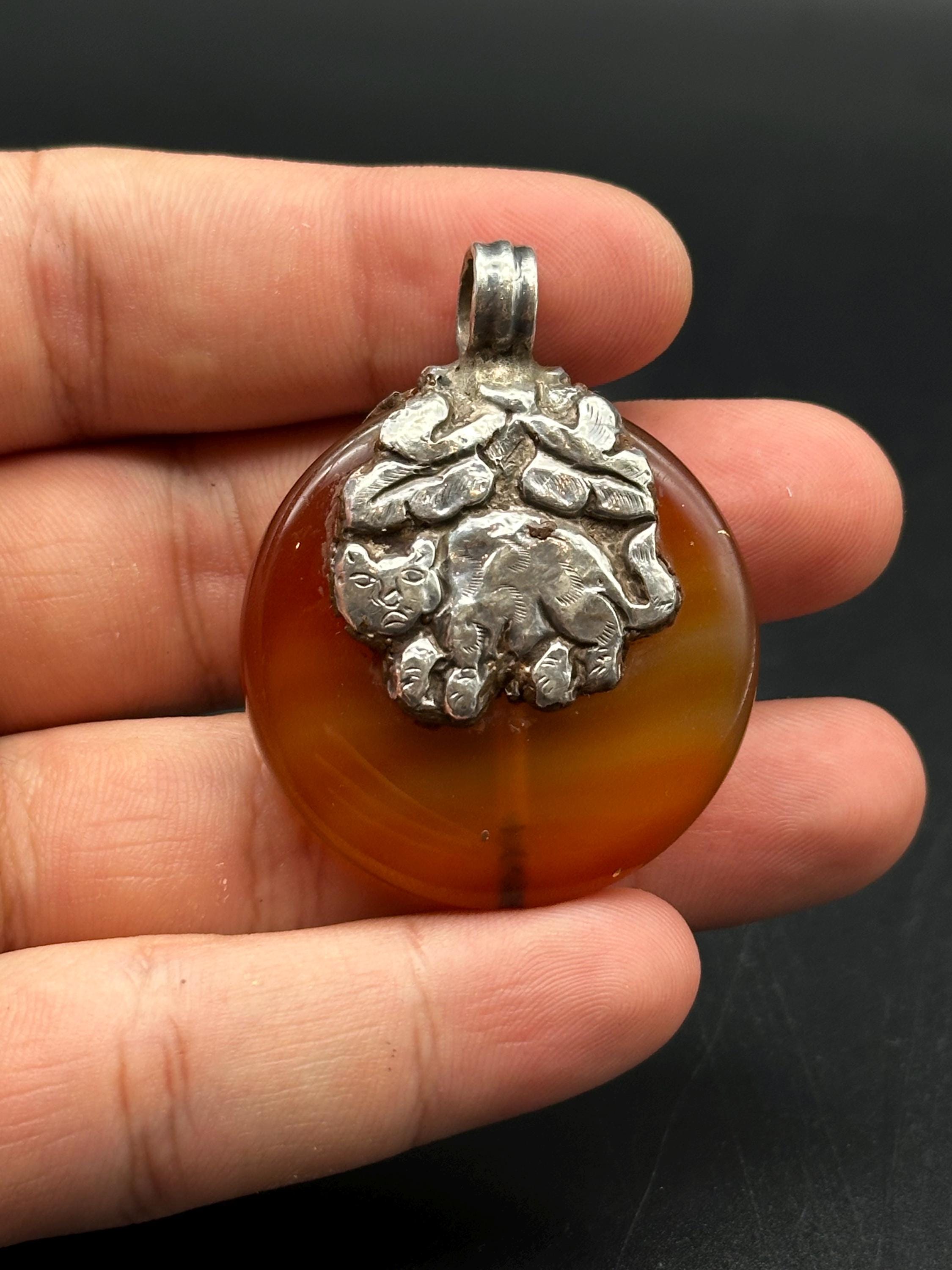 美しいチベットの天然瑪瑙ペンダントと古いチベットの銀製ペンダント