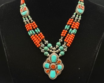 Prachtige Tibetaanse stijl vintage multi-string mix kralen, turkoois, koraal, ketting met verzilverde hanger