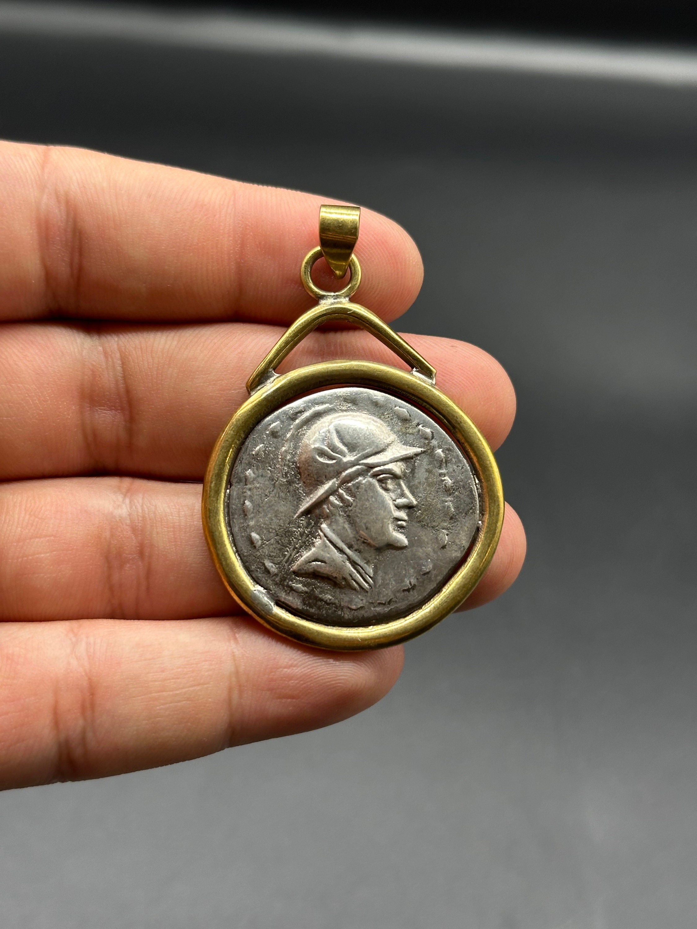 本物の非常に美しいバクトリアの純銀コイン、金メッキのカバーペンダント付き、状態良好 - Etsy 日本