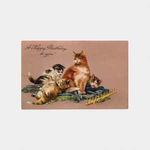 ca. 1900er Jahre Mama & Kätzchen auf Rechen alles Gute zum Geburtstag Chromo Katzen Postkarte | Antike unbenutzte geprägte chromolithographische Postkarte, Paul Finkernath
