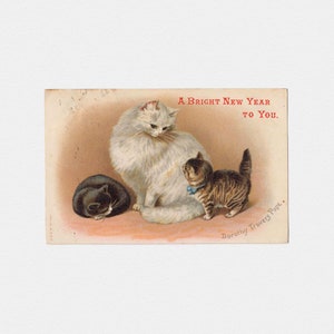 1908 « Kitties Family » Chromo Cat Carte postale, signée Dorothy Travers Pope | Carte postale chromolithographique édouardienne antique du Nouvel An, Misch & Co
