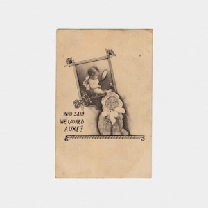 1909 Kätzchen in Bonnet Fotografie Katzen Postkarte | Antike Edwardian Monochromatische Schwarz-Weiß-Grußkarte: "Who Said We Looked Alike?"