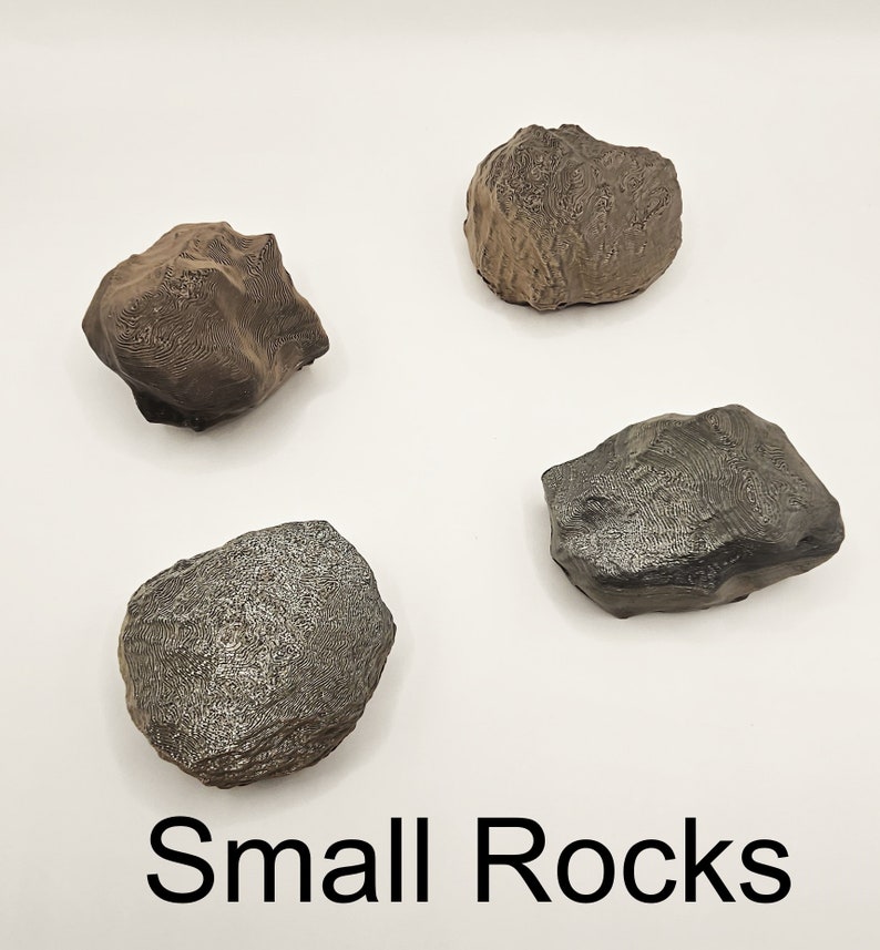 Puede incluir: Cuatro peque&ntilde;as rocas de forma irregular con una superficie texturizada. Las rocas son de varios tonos de marr&oacute;n y gris. Las rocas est&aacute;n dispuestas en un patr&oacute;n cuadrado sobre un fondo blanco. El texto "Small Rocks" est&aacute; escrito debajo de las rocas.