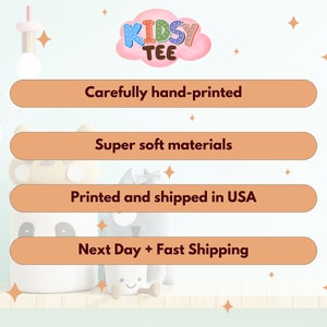 K&ouml;nnte beinhalten: Vier orangefarbene Kn&ouml;pfe mit abgerundeten Ecken und wei&szlig;em Text auf hellblauem Hintergrund. Die Kn&ouml;pfe listen die folgenden Eigenschaften auf: Sorgf&auml;ltig handbedruckt, Superweiche Materialien, Gedruckt und versandt aus den USA, N&auml;chster Tag + Schneller Versand. Der Hintergrund zeigt eine hellrosa Wolke mit dem Text KIDSY TEE in braunen Buchstaben.