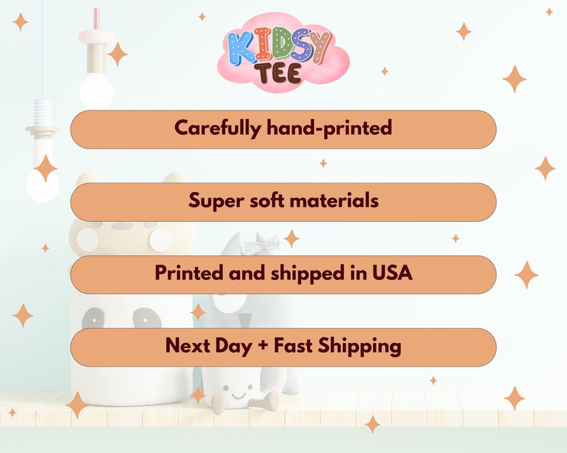 K&ouml;nnte beinhalten: Vier orangefarbene Kn&ouml;pfe mit abgerundeten Ecken und wei&szlig;em Text auf hellblauem Hintergrund. Die Kn&ouml;pfe listen die folgenden Eigenschaften auf: Sorgf&auml;ltig handbedruckt, Superweiche Materialien, Gedruckt und versandt aus den USA, N&auml;chster Tag + Schneller Versand. Der Hintergrund zeigt eine hellrosa Wolke mit dem Text KIDSY TEE in braunen Buchstaben.