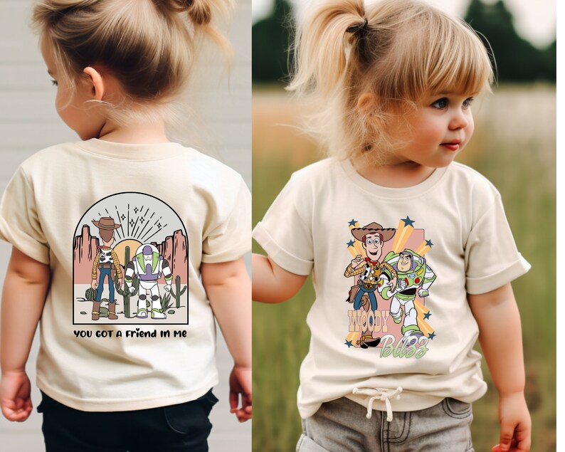 K&ouml;nnte beinhalten: Ein hellbeiges T-Shirt mit einem Grafikdruck von Woody und Buzz Lightyear aus Toy Story. Der Text "You got a friend in me" ist auf der R&uuml;ckseite des Shirts gedruckt.