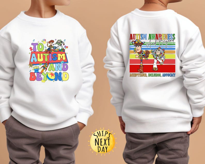 K&ouml;nnte beinhalten: Wei&szlig;es Sweatshirt mit farbenfrohen Grafiken und Text. Auf der Vorderseite steht "TO AUTISM AND BEYOND" mit Toy Story-Charakteren. Auf der R&uuml;ckseite steht "AUTISM AWARENESS And Beyond" mit Woody und Buzz Lightyear und den Worten "ACCEPTANCE, INCLUSION, ADVOCACY".