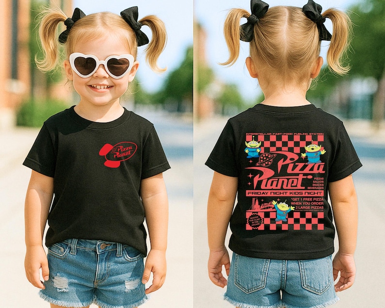 Puede incluir: Una camiseta negra con el logo rojo de "Pizza Planet" en la parte delantera y un gr&aacute;fico en la parte trasera. El gr&aacute;fico incluye el texto "Pizza Planet" e im&aacute;genes de extraterrestres. El ni&ntilde;o lleva gafas de sol en forma de coraz&oacute;n y pantalones cortos vaqueros.