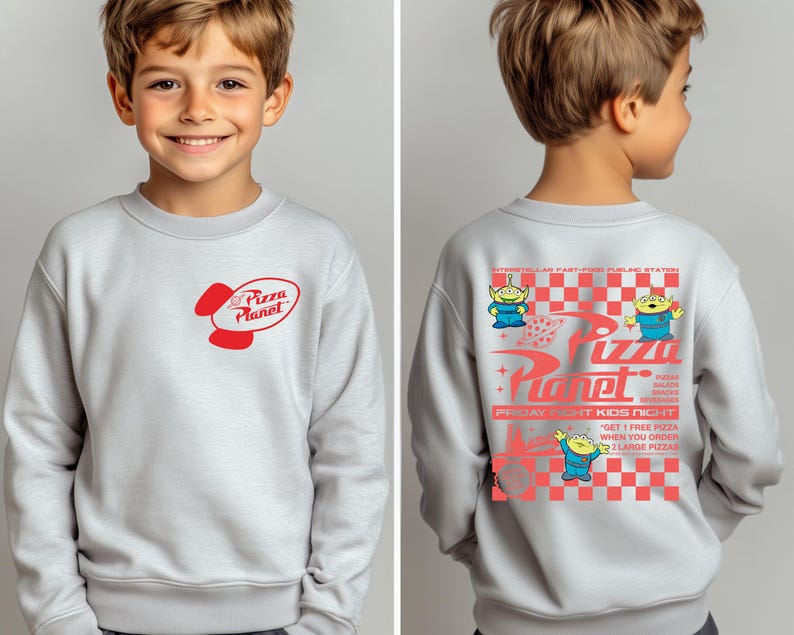 Puede incluir: Sudadera gris claro con el logo de Pizza Planet en rojo en la parte delantera. La parte trasera de la sudadera muestra el logo de Pizza Planet, personajes alien&iacute;genas y texto en rojo, con un patr&oacute;n de cuadros rojos y blancos.