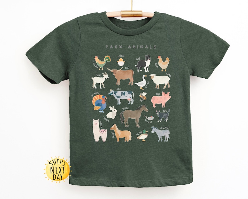 K&ouml;nnte beinhalten: Ein dunkelgr&uuml;nes T-Shirt mit einem grafischen Aufdruck von Nutztieren. Der Text "Farm Animals" ist oben auf dem Aufdruck gedruckt.