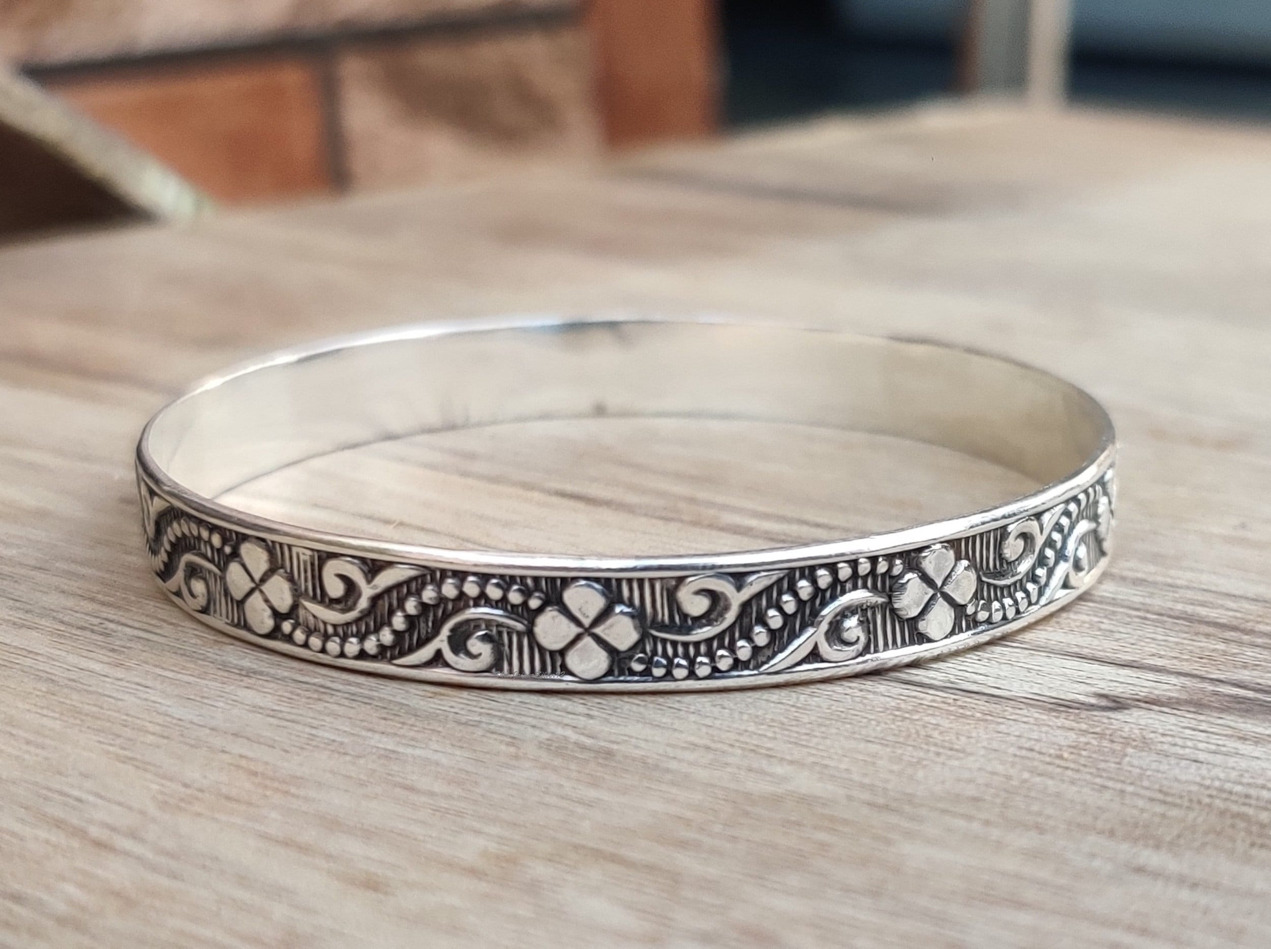 925スターリングシルバーバングル：花の彫刻が施されたバングル 