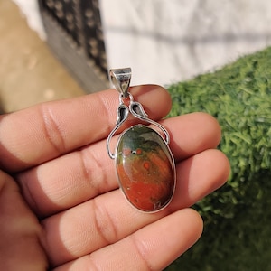 Naturlig blodstenshänge i 925 sterlingsilver i unik stil
