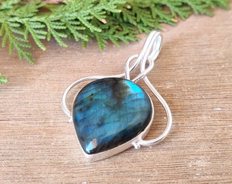 Natural Labradorite Gemstone Pendant 925 Sterling Silver Unique Style Item