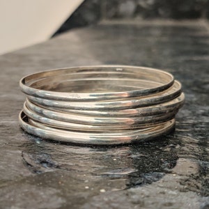 Hermoso conjunto de brazaletes de plata Juego de brazaletes de plata de ley 925 hechos a mano Brazalete de 7 días Brazalete de conjunto simple 7 brazaletes que activan Brazaletes apilables imagen 1