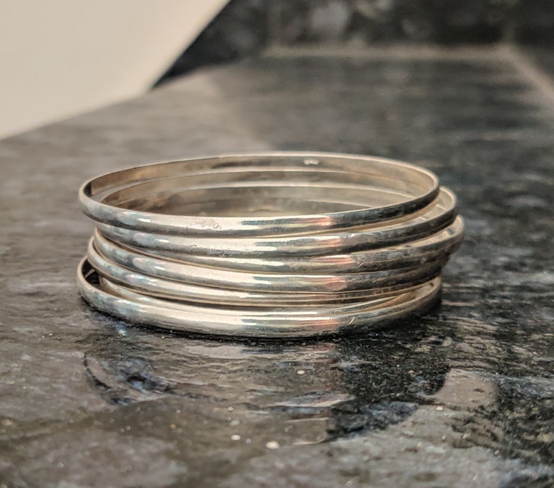 Hermoso conjunto de brazaletes de plata Juego de brazaletes de plata de ley 925 hechos a mano Brazalete de 7 días Brazalete de conjunto simple 7 brazaletes que activan Brazaletes apilables imagen 1