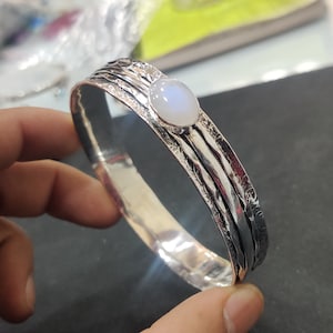 Mondstein Blumen Spinner Armreif : Gehämmertes 925 Sterling Silber