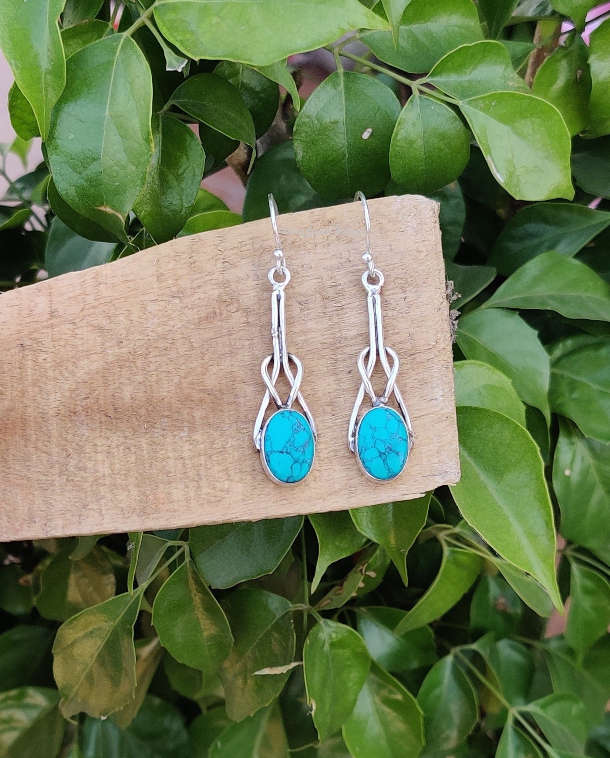 Boucles D'oreilles Percées Avec Cabochon Turquoise Bleu - Fermoir Crochet, Couleur Argentée - Occasion Très Bon état