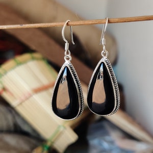 Brinco de ônix preto - Brinco de prata esterlina 925 - Brinco com engaste - Brinco pendurado - Joia feita à mão - Brinco minimalista - Presente para irmã.