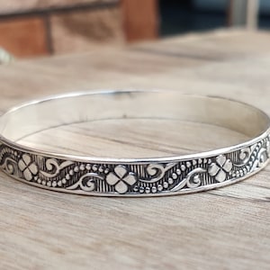 925スターリングシルバーバングル：花の彫刻が施されたバングル