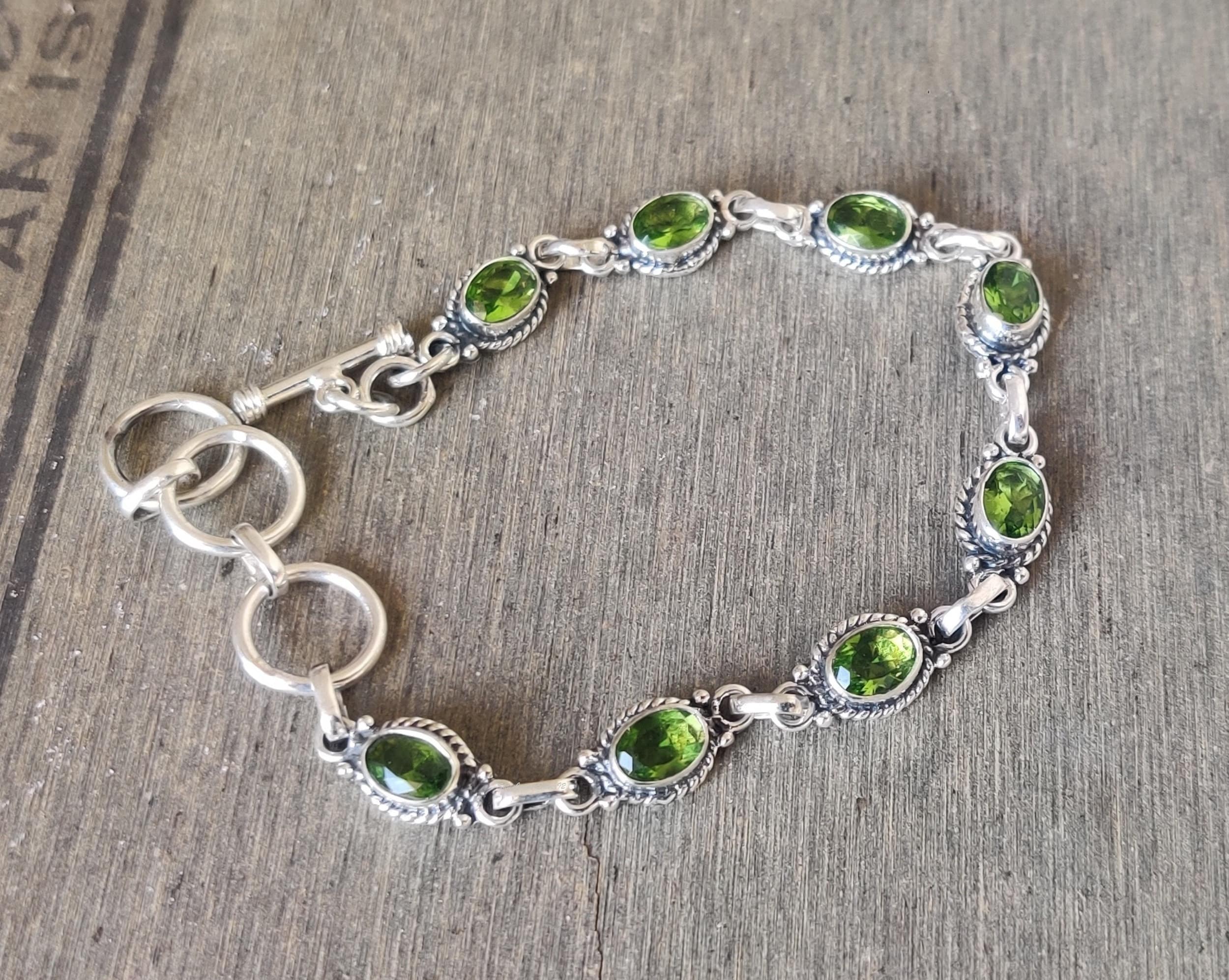 Bracelet Ancien Style Fait Main En Péridot Vert - Pierre Ovale Facettée, Lab-created, Plaque Argent Laiton