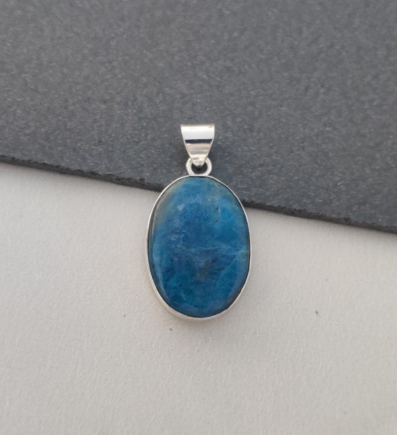 Pendentif En Apatite Néon Ovale Fait Main - Pierre Naturelle Verte De 70cts, Monture Plaqué Argent - Neuf