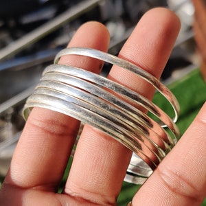 Hermoso conjunto de brazaletes de plata Juego de brazaletes de plata de ley 925 hechos a mano Brazalete de 7 días Brazalete de conjunto simple 7 brazaletes que activan Brazaletes apilables imagen 3