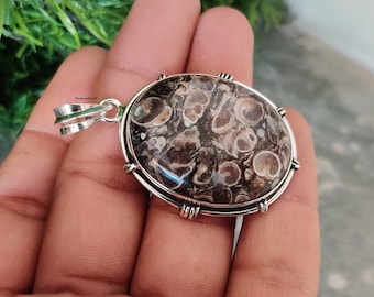 Colgante de ágata Turritella hecho a mano: joyería de diseño en plata de ley 925