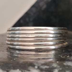 Hermoso conjunto de brazaletes de plata Juego de brazaletes de plata de ley 925 hechos a mano Brazalete de 7 días Brazalete de conjunto simple 7 brazaletes que activan Brazaletes apilables imagen 2