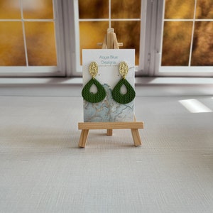 Brincos em forma de lágrima verde oliva/joias outono inverno/presente de feriado/brincos de argila de polímero texturizada/pingente de strass/poste dourado/presente para ela