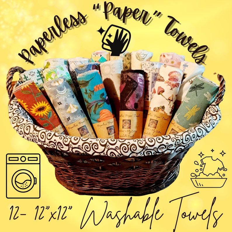 K&ouml;nnte beinhalten: Ein Weidenkorb gef&uuml;llt mit 12 bunten, gemusterten, waschbaren K&uuml;chent&uuml;chern. Die T&uuml;cher sind 30,5 cm x 30,5 cm gro&szlig; und mit "Paperless Paper Towels" beschriftet. Der Text "Paperless" und "Paper" Towels" ist in einer verspielten Schriftart geschrieben. Der Korb steht auf einem gelben Hintergrund mit einer Waschmaschine und einer Sch&uuml;ssel Wasser mit einem T-Shirt darin.