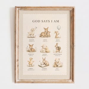 Może przedstawiać: Oprawiony wydruk artystyczny z napisem GOD SAYS I AM, przedstawiający dziewięć akwarelowych ilustracji młodych zwierząt, w tym jagniąt, jelonków, króliczków i kaczuszki. Każdemu zwierzęciu towarzyszy opisowe słowo oraz odniesienie do wersetu.