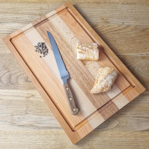 Large Walnut, Ash & Beech Cutting Board with Juice Groove – Handmade Wooden Chopping Board – 42×28.2×2.8 cm (16.5×11.1×1.1 in)