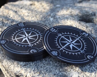 Schwarze und weiße Untersetzer mit Kompassrose - Schützt den Tisch vor Kaffeeringen