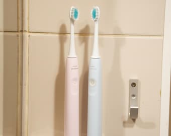 Wandmontierte Sonicare elektrische Zahnbürstenhalter für 2 Zahnbürsten mit Ladesteckplatz.