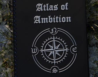 Atlas der Ambitionen 2026 – Fantasy Planer mit 3D gedruckten Covern | Mythischer Organisator