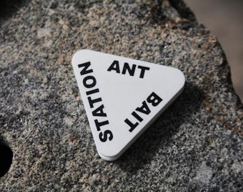 Wiederverwendbare minimalistische Ameisenfalle-Köderstation. Haustiersicher und nachfüllbar!