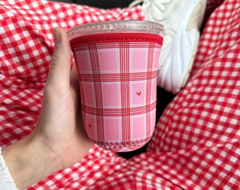 Pink Checkered Hearts Iced Coffee Sleeve: Trendy Drink Cover