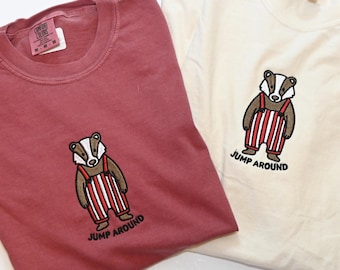 Jump Around geborduurd comfort kleuren T-shirt of tanktop • Wisconsin Game Day-kleding • Rood-wit gestreepte overall Badger-T-shirt • Unisex