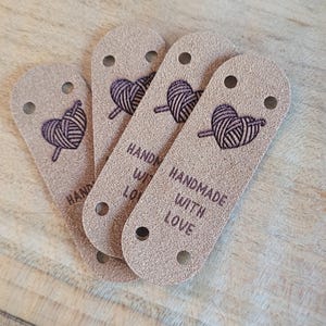 Ultrasuede Labels für handgemachte Artikel 6,5 x 2,2 cm - Personalisierte Etiketten zum Stricken & Häkeln - maschinenwaschbarer Beanie Anhänger