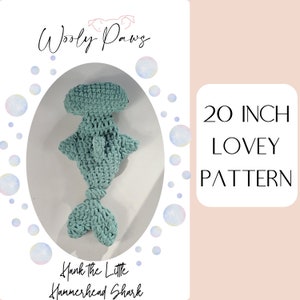 Può includere: Uno schema all'uncinetto per un amigurumi a forma di squalo martello di colore blu-verde di 50 cm. Lo schema si chiama "Hank the Little Hammerhead Shark".