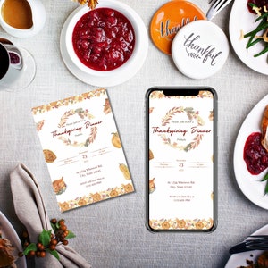 Op de afbeelding: Twee uitnodigingen voor een Thanksgiving-diner, een gedrukt op een kaart en de andere op het scherm van een smartphone. Beide uitnodigingen bevatten een aquarelillustratie van herfstbladeren, pompoenen en een kalkoen. De tekst op de uitnodigingen luidt "Wordt u alstublieft uitgenodigd voor een Thanksgiving-diner".
